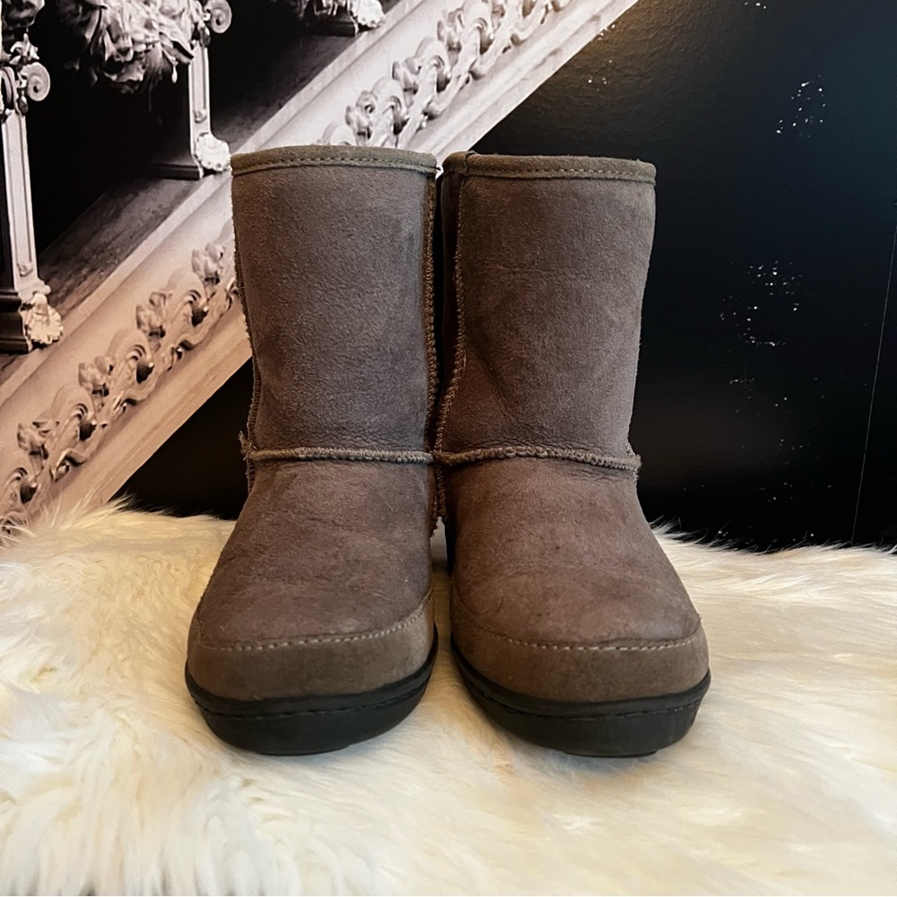 MINNETONKA Moccasins Gray Suede Shoes